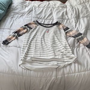 quarter sleeve striped shirt.